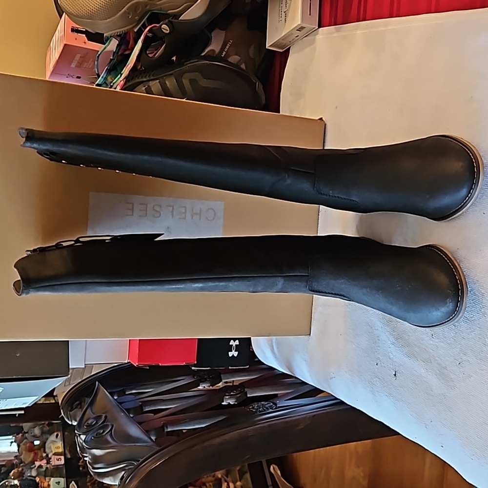 NWT heeled black boots. size 7